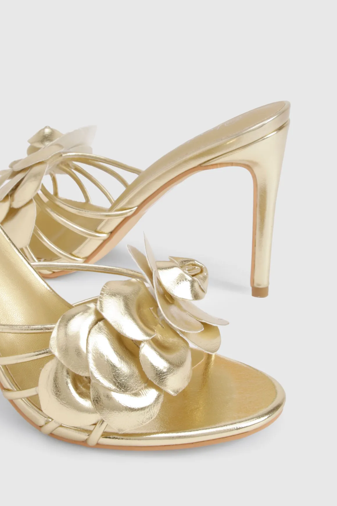 Mules à talons à détails floraux et coupe large