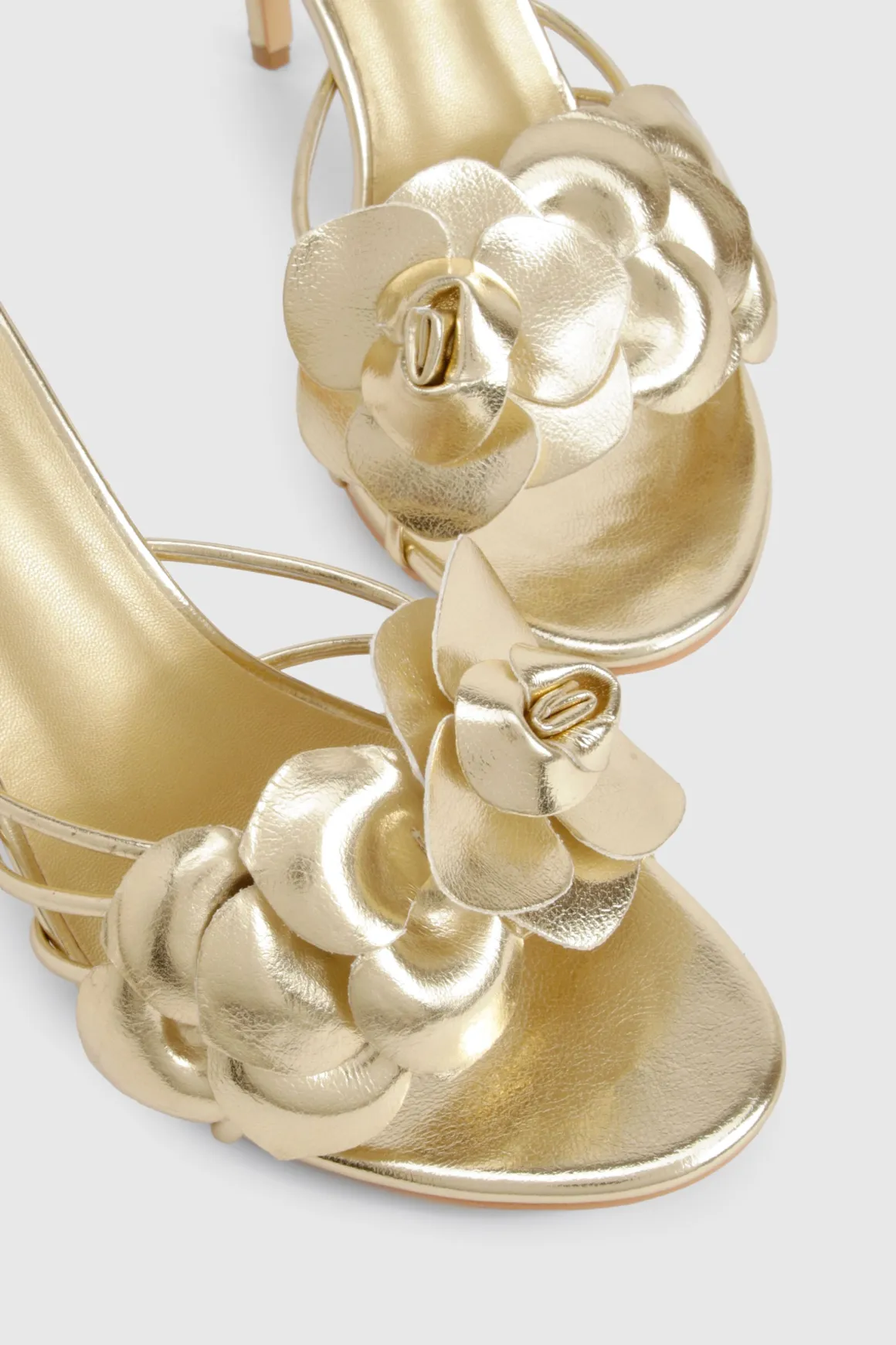 Mules à talons à détails floraux et coupe large