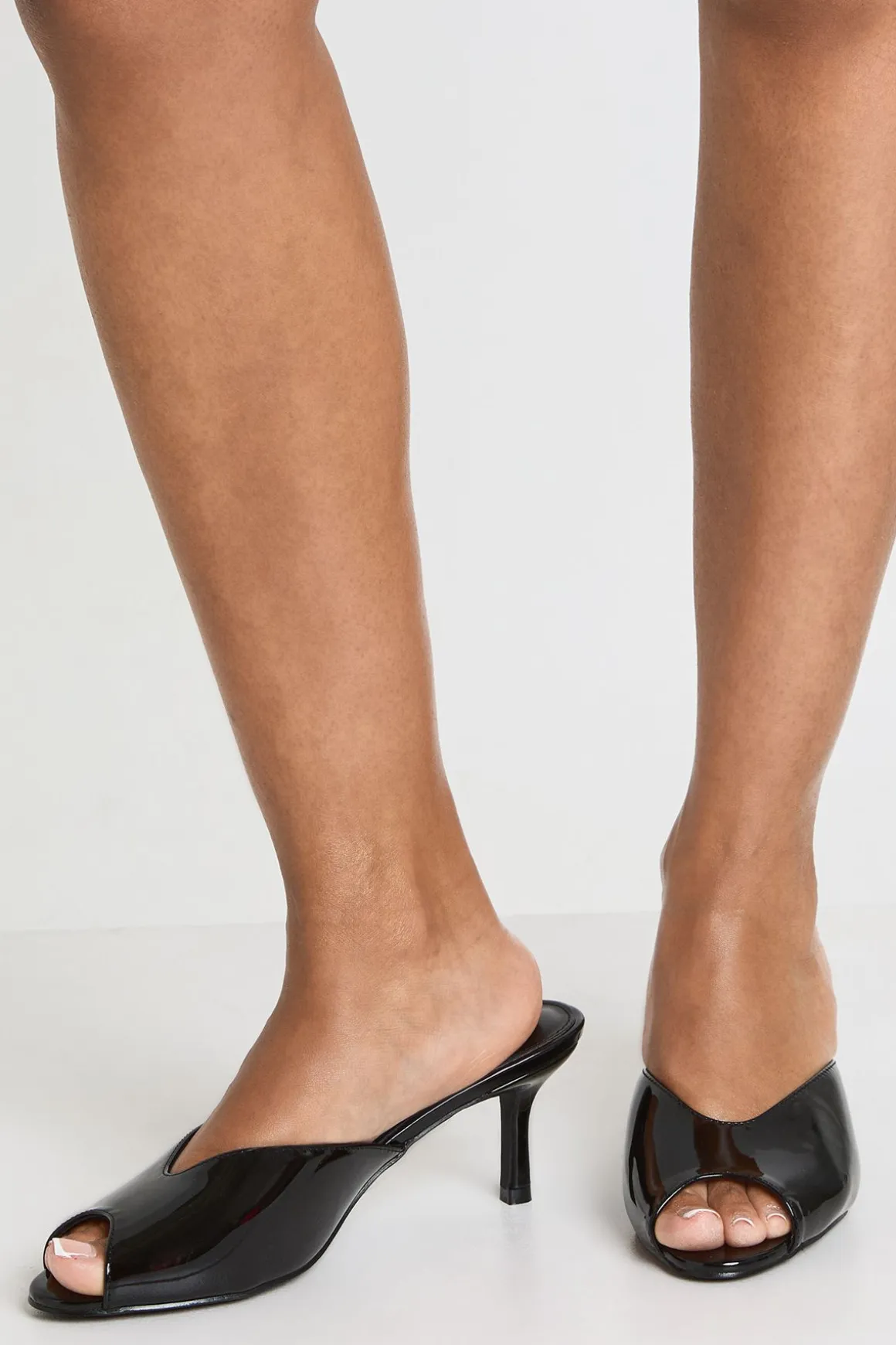 Mules À Talons Vernies À Bout Ouvert