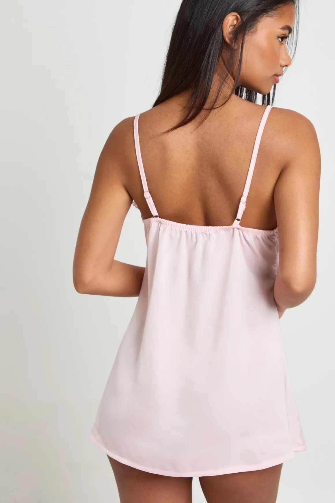 Nuisette En Satin Avec Détails En Dentelle