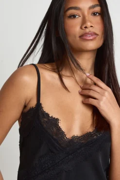 Nuisette En Satin À Ourlet Asymétrique Avec Finition Dentelle