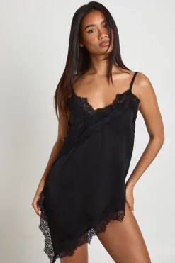 Nuisette En Satin À Ourlet Asymétrique Avec Finition Dentelle