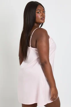 boohoo Nuisette Grande Taille Saint-valentin En Satin Avec Détails En Dentelle<Femme Satin Et Dentelle|Pyjamas