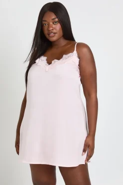 boohoo Nuisette Grande Taille Saint-valentin En Satin Avec Détails En Dentelle<Femme Satin Et Dentelle|Pyjamas