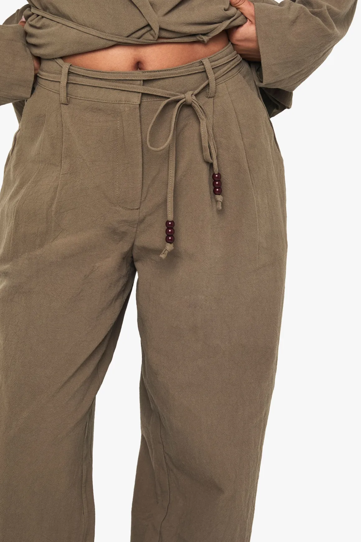 Pantalon ample en lin avec détails de perles et de nœud