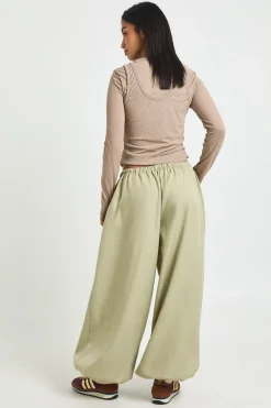 boohoo Pantalon Ballon en Crêpe Tissé Petite Taille<Femme Pantalons