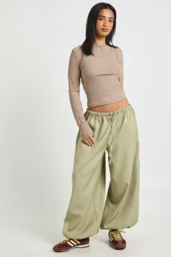boohoo Pantalon Ballon en Crêpe Tissé Petite Taille<Femme Pantalons