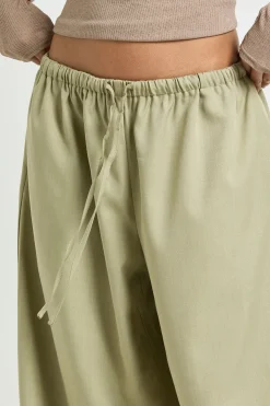 boohoo Pantalon Ballon en Crêpe Tissé Petite Taille<Femme Pantalons