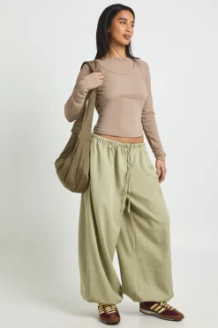 boohoo Pantalon Ballon en Crêpe Tissé Petite Taille<Femme Pantalons