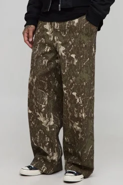 Pantalon cargo ample à fines rayures, avec surpiqûres et imprimé camouflage.