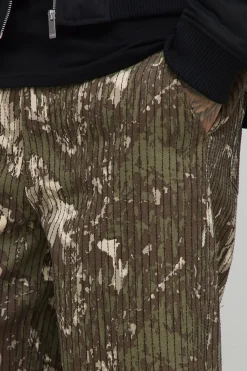 Pantalon cargo ample à fines rayures, avec surpiqûres et imprimé camouflage.