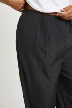boohoo Pantalon Cargo Grande Taille En Nylon Avec Détails Plissés<Femme Pantalons