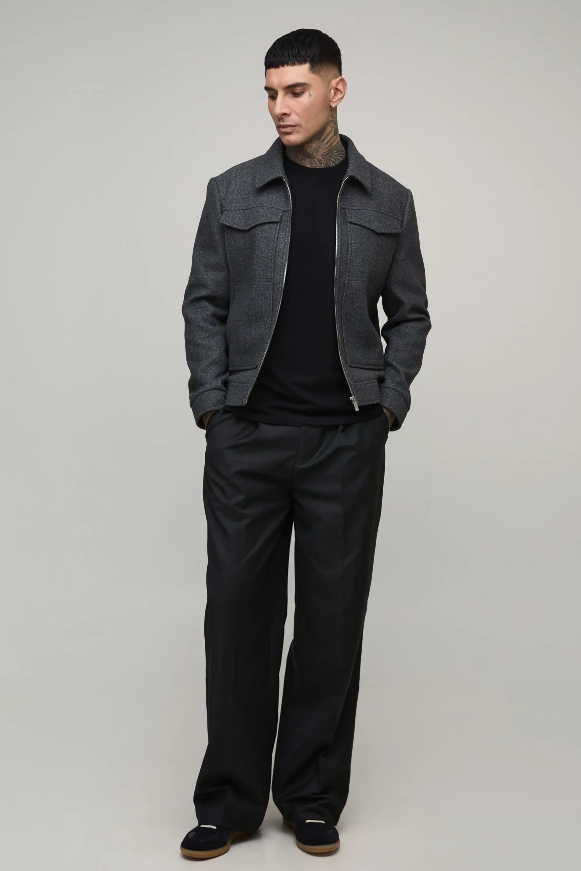 Pantalon de costume avec devant à plis hauts et jambes larges