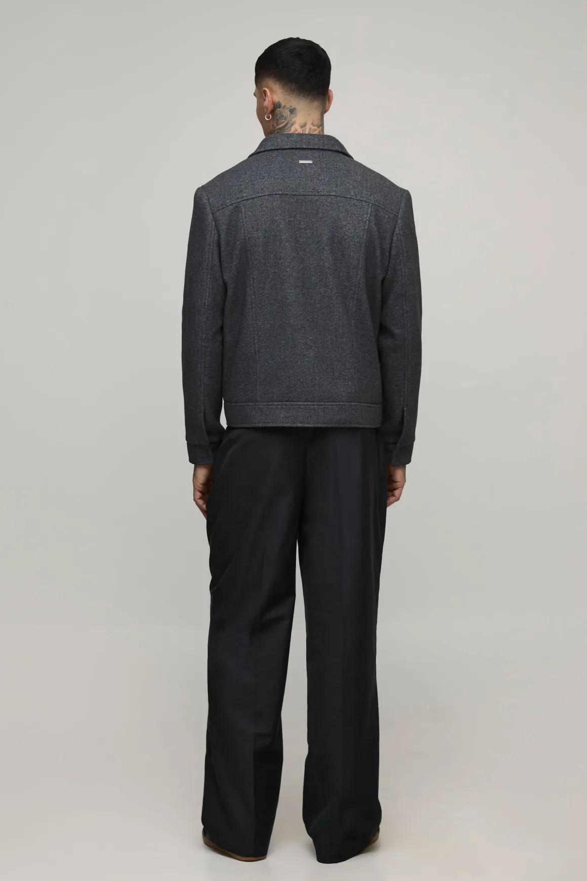 Pantalon de costume avec devant à plis hauts et jambes larges