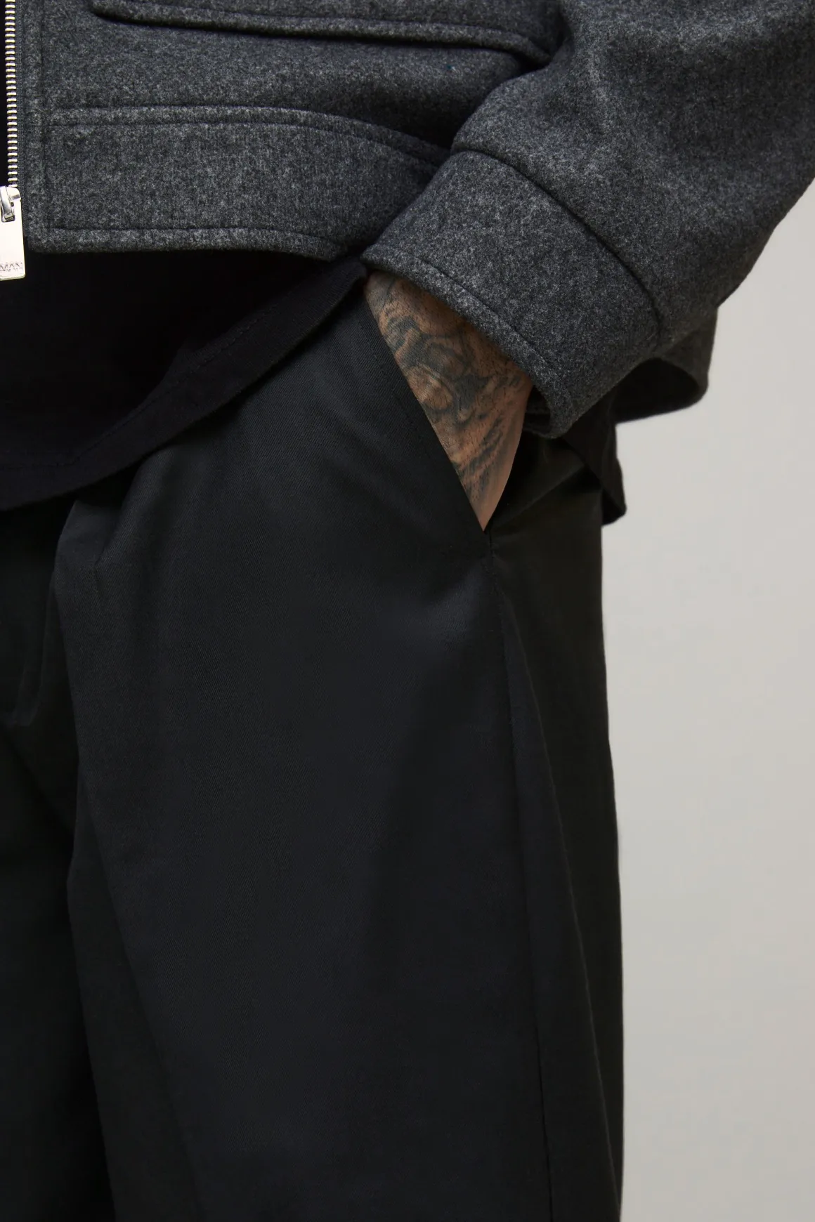 Pantalon de costume avec devant à plis hauts et jambes larges