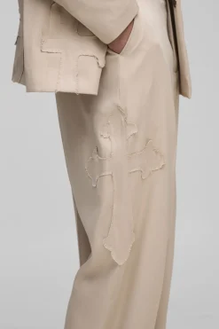 Pantalon de costume à coupe décontractée avec appliqué croisé