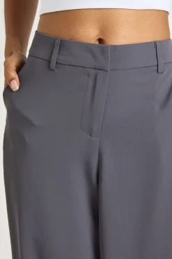 Pantalon de costume large à ourlet retroussé