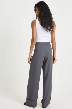 Pantalon de costume large à ourlet retroussé