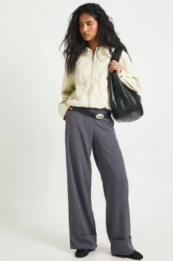Pantalon de costume large à ourlet retroussé