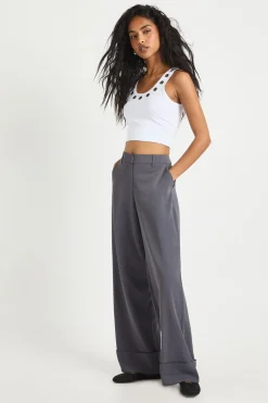 Pantalon de costume large à ourlet retroussé