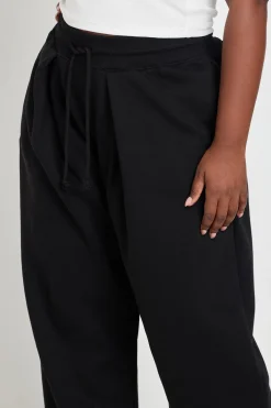 boohoo Pantalon De Jogging Grande Taille À Jambes Larges Avec Plis Piqués<Femme Pantalons|Joggings