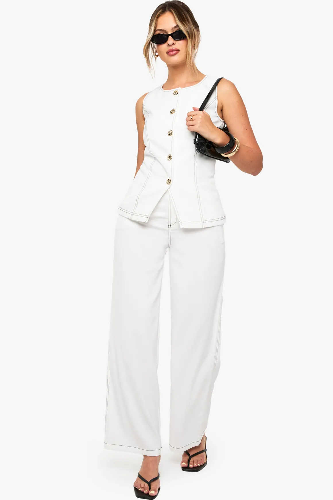 Pantalon droit à bouton doré et couture contrastée