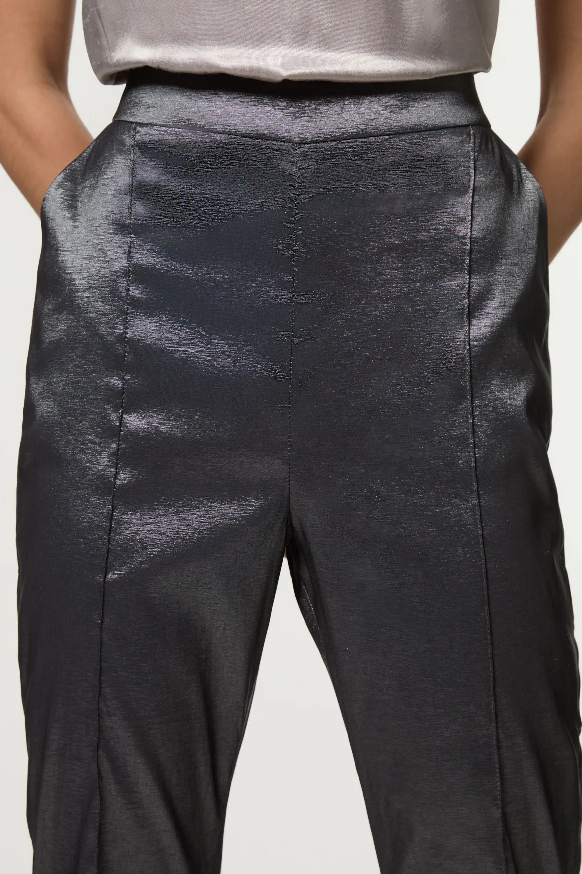 Pantalon droit métallisé à coupe fluide