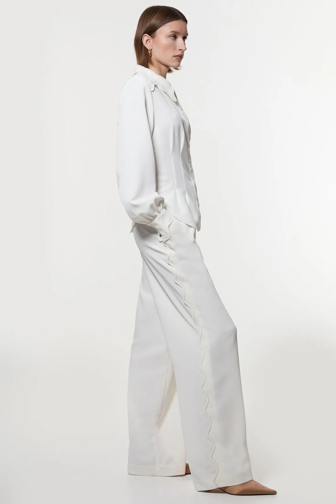 Pantalon en crêpe tissé avec bordures festonnées