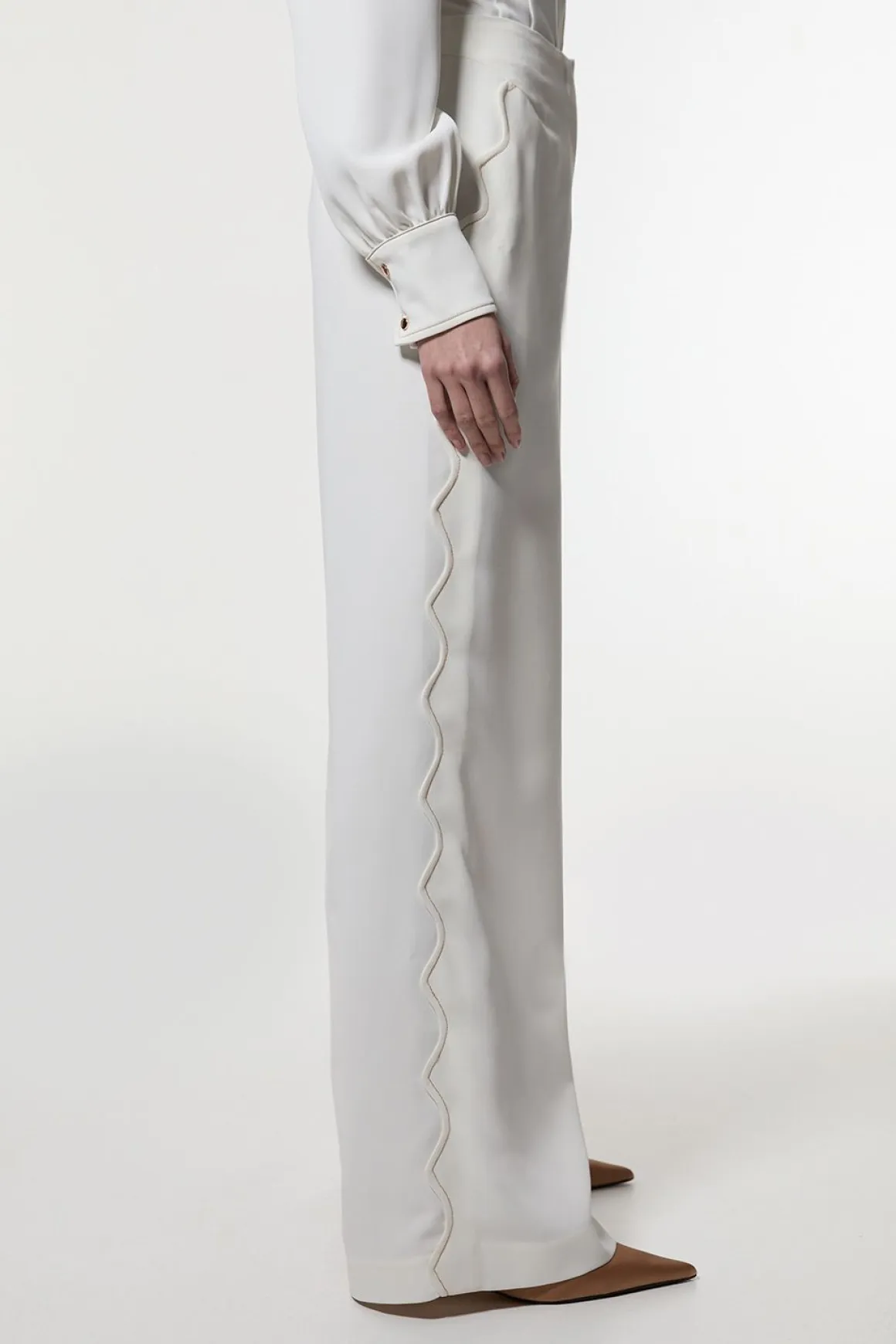 Pantalon en crêpe tissé avec bordures festonnées