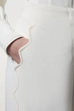 Pantalon en crêpe tissé avec bordures festonnées