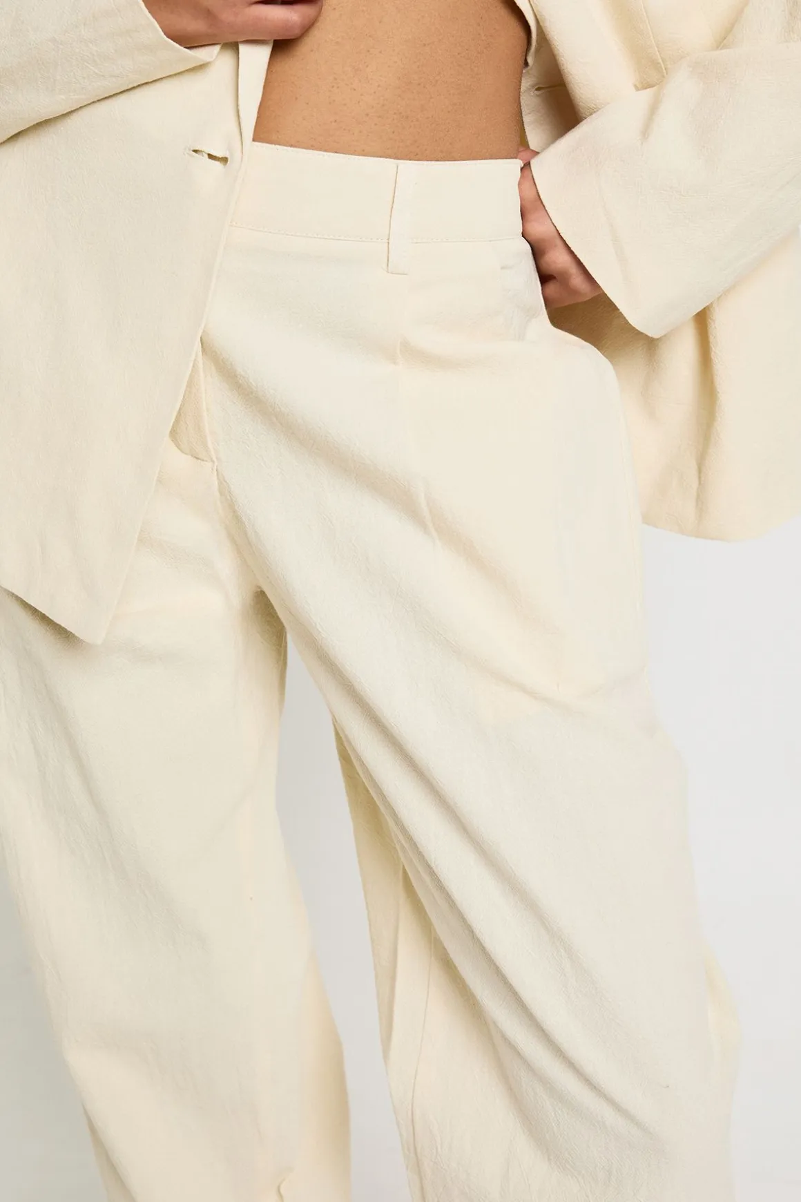 Pantalon en lin ajusté à jambe droite