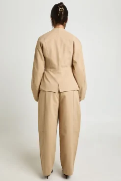 Pantalon en sergé ajusté à jambe tonneau
