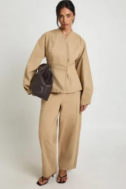 Pantalon en sergé ajusté à jambe tonneau