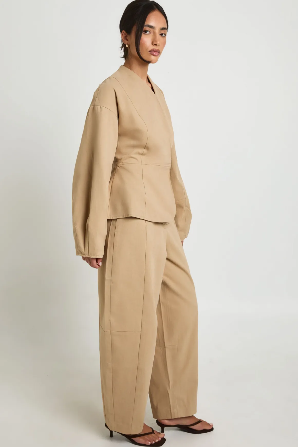 Pantalon en sergé ajusté à jambe tonneau