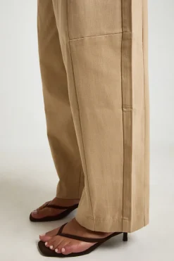 Pantalon en sergé ajusté à jambe tonneau