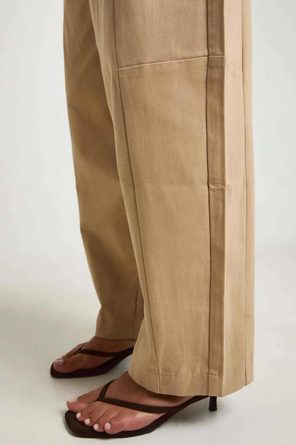 Pantalon en sergé ajusté à jambe tonneau
