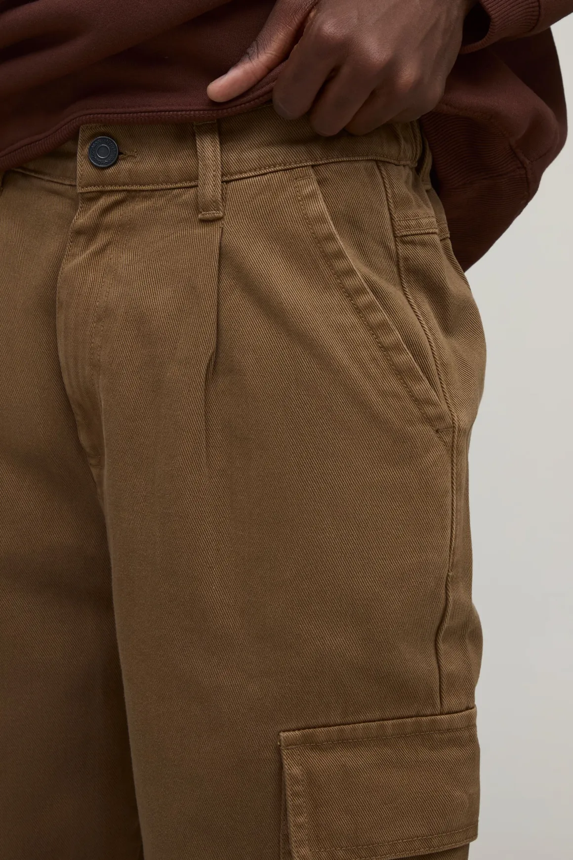 Pantalon en sergé lavé à coupe ample, avec ceinture moitié-moitié et poche cargo