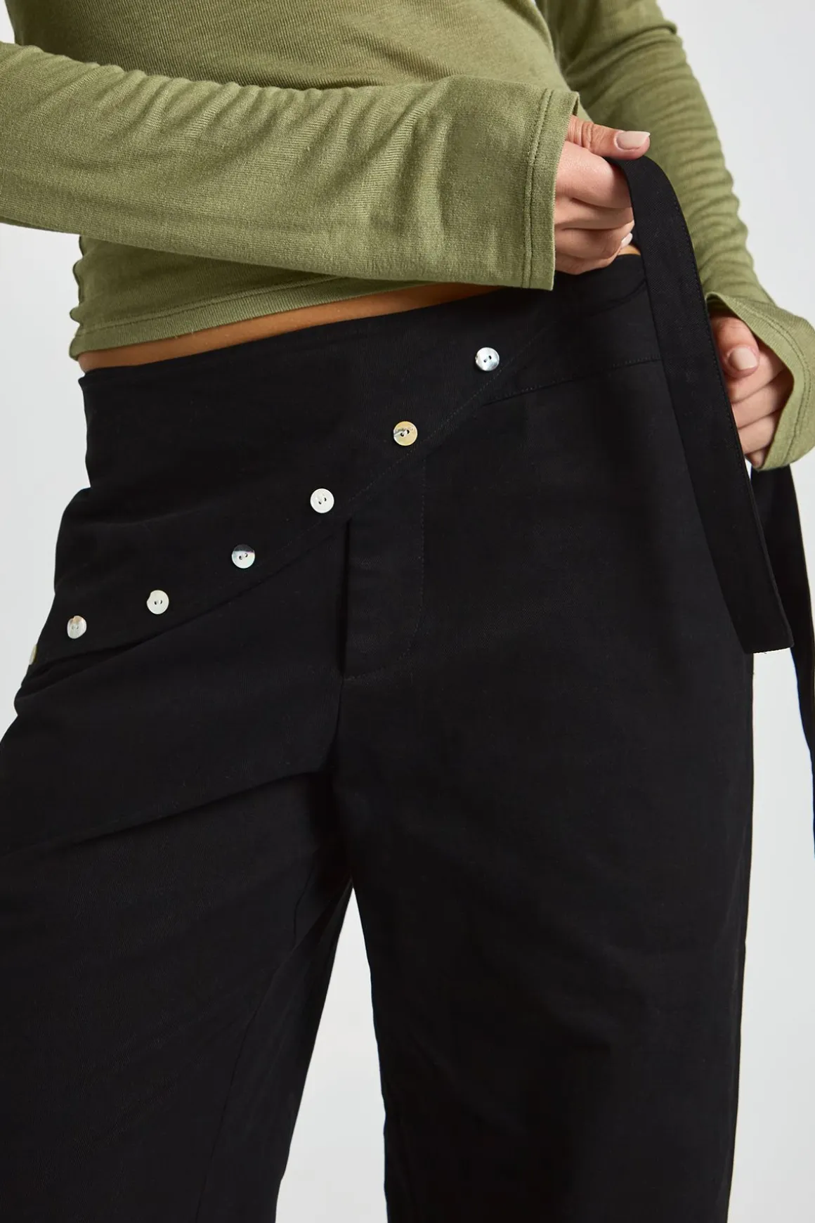 Pantalon En Sergé À Taille Nouée Et Boutons Nacrés
