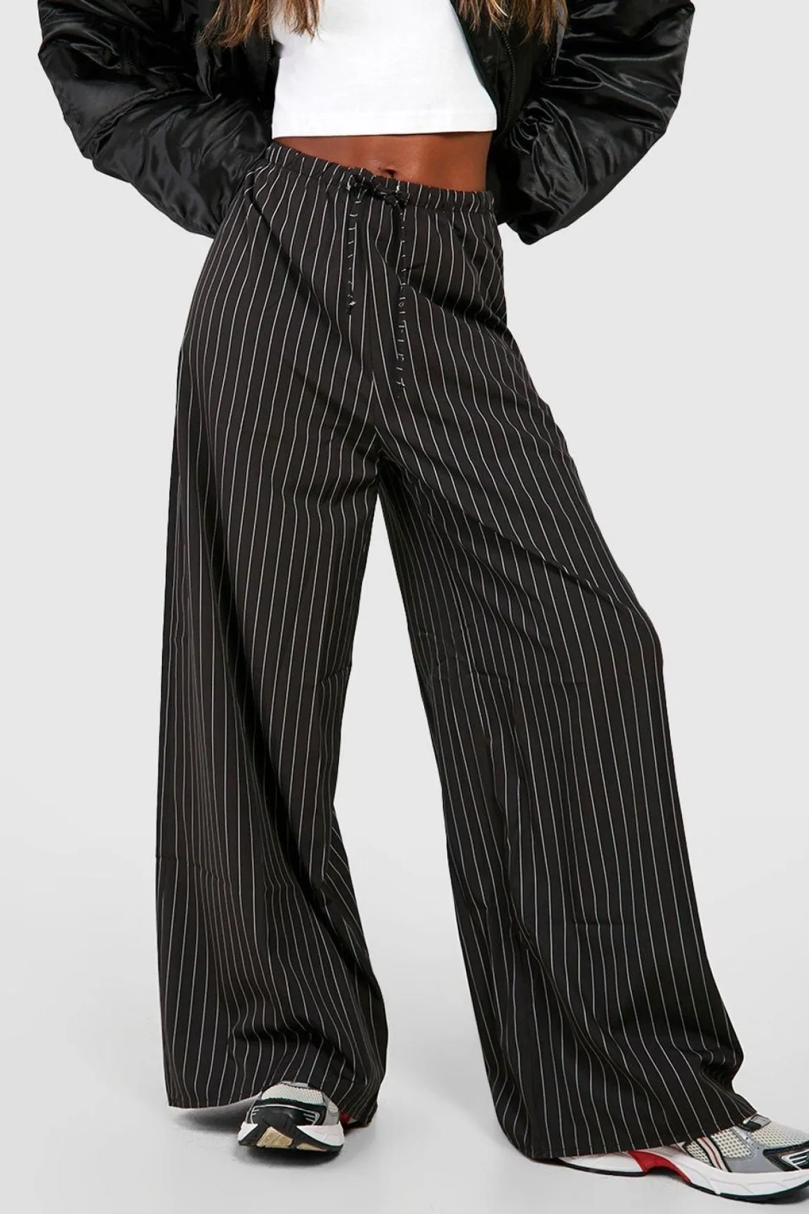Pantalon fluide à rayures et jambes larges