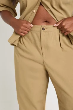 boohoo Pantalon Grande Taille en Sergé à Plis Devant et Jambes Larges<Femme Pantalons