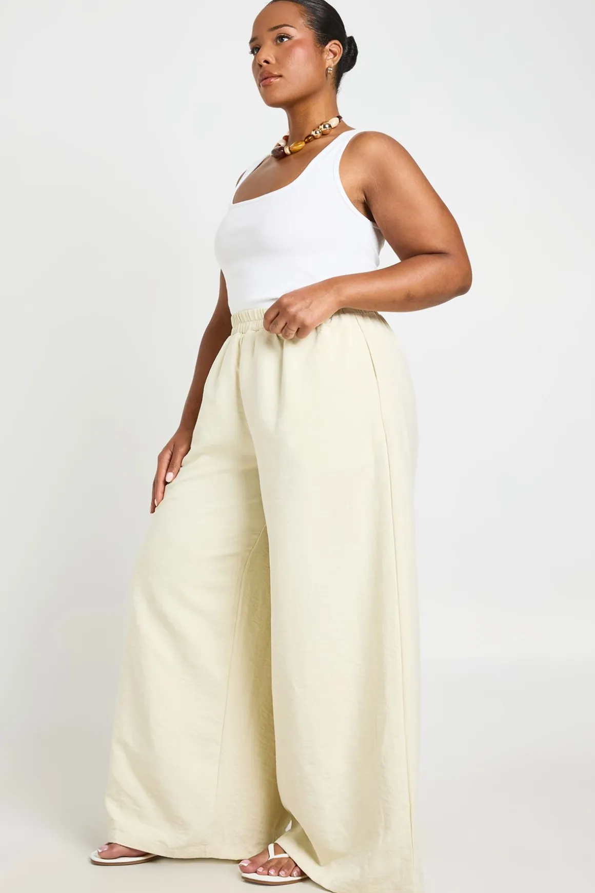 Pantalon Grande Taille À Jambes Larges Avec Taille Élastiquée Et Finition Peau De Pêche