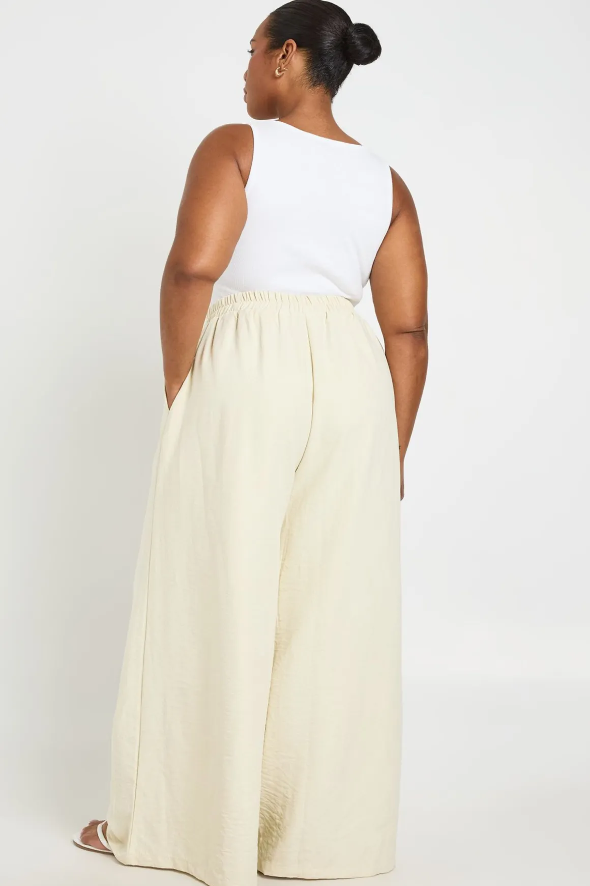 Pantalon Grande Taille À Jambes Larges Avec Taille Élastiquée Et Finition Peau De Pêche