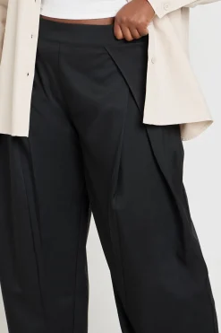 boohoo Pantalon Grande Taille À Jambes Tonneau Et Plis<Femme Pantalons