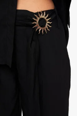 Pantalon à jambe large en crêpe froissée avec bordure dorée