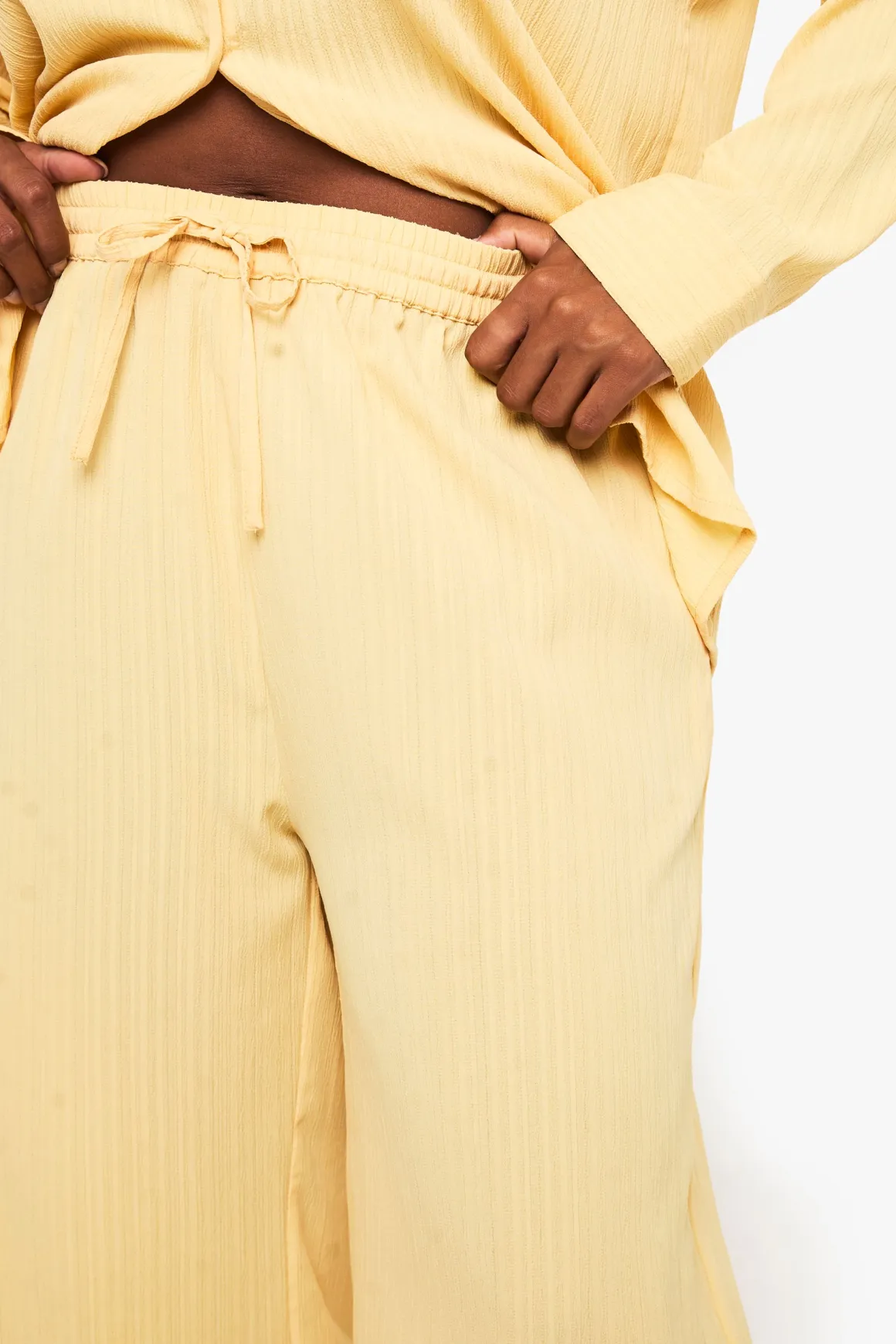 Pantalon à jambe large à texture froissée