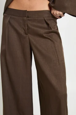 Pantalon à jambes larges aux détails de plis