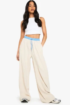 Pantalon à jambes larges avec ceinture à rayures contrastées
