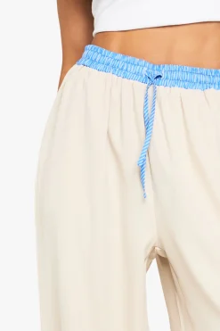 Pantalon à jambes larges avec ceinture à rayures contrastées