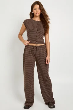 Pantalon à jambes larges avec ceinture minimaliste à rayures