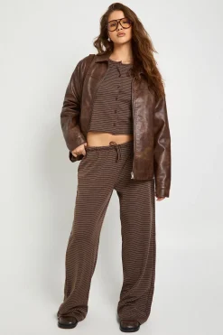 Pantalon à jambes larges avec ceinture minimaliste à rayures